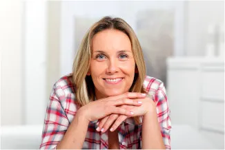 Mujer sonriendo representando el estado 
                     menopaúsico en el blog de Dentista Polanco 
                     Doctora Katia Peña